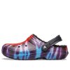 Chaussons de sport unisexes Crocs Classic Tie Dye Stay Warm Cozy, violets et rouges, 206341-988 Chaussons de sport unisexes Crocs Classic Tie Dye Stay Warm Cozy, violets et rouges, 206341-988