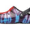 Chaussons de sport unisexes Crocs Classic Tie Dye Stay Warm Cozy, violets et rouges, 206341-988 Chaussons de sport unisexes Crocs Classic Tie Dye Stay Warm Cozy, violets et rouges, 206341-988