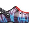 Chaussons de sport unisexes Crocs Classic Tie Dye Stay Warm Cozy, violets et rouges, 206341-988 Chaussons de sport unisexes Crocs Classic Tie Dye Stay Warm Cozy, violets et rouges, 206341-988
