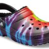 Chaussons de sport unisexes Crocs Classic Tie Dye Stay Warm Cozy, violets et rouges, 206341-988 Chaussons de sport unisexes Crocs Classic Tie Dye Stay Warm Cozy, violets et rouges, 206341-988