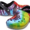 Chaussons de sport unisexes Crocs Classic Tie Dye Stay Warm Cozy, violets et rouges, 206341-988 Chaussons de sport unisexes Crocs Classic Tie Dye Stay Warm Cozy, violets et rouges, 206341-988