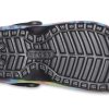 Chaussons de sport unisexes Crocs Classic Tie Dye Stay Warm Cozy, violets et rouges, 206341-988 Chaussons de sport unisexes Crocs Classic Tie Dye Stay Warm Cozy, violets et rouges, 206341-988
