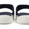 Chaussons plats et confortables Crocs Reviva (femmes) bleu foncé 205474-462