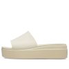 Claquettes Crocs Brooklyn (femmes) « Blanc beige » 208728-2Y2