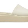 Claquettes Crocs Brooklyn (femmes) « Blanc beige » 208728-2Y2