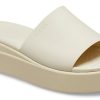 Claquettes Crocs Brooklyn (femmes) « Blanc beige » 208728-2Y2
