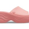 Claquettes Crocs Skyline (femmes) « Goyave » 208182-6UI