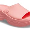 Claquettes Crocs Skyline (femmes) « Goyave » 208182-6UI
