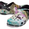 Crocs Classic All-Terrain Clog Desert Pattern Sandales unisexes élégantes et décontractées multicolores 207340-90H