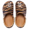 Crocs Classic Clog Sandales jaunes à imprimé animal et rayures tigrées 206676-2ZF