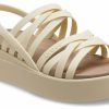 Crocs (Femmes) Brooklyn Low Wedges à lanières « Bone » 206751-2Y2