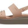 Crocs (Femmes) Brooklyn Studded Low Wedge « Cork Mushroom » 209254-2DH