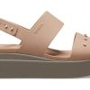 Crocs (Femmes) Brooklyn Studded Low Wedge « Cork Mushroom » 209254-2DH