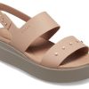 Crocs (Femmes) Brooklyn Studded Low Wedge « Cork Mushroom » 209254-2DH