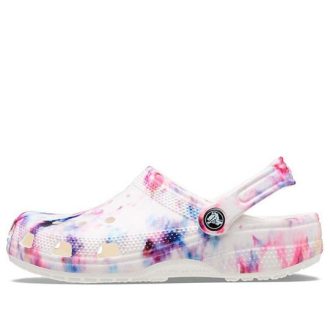 Crocs (femmes) Classic Tie Dye Graphic Clog « Grenat et Multi » 205453-6TS