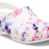 Crocs (femmes) Classic Tie Dye Graphic Clog « Grenat et Multi » 205453-6TS
