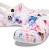 Crocs (femmes) Classic Tie Dye Graphic Clog « Grenat et Multi » 205453-6TS