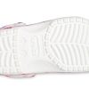 Crocs (femmes) Classic Tie Dye Graphic Clog « Grenat et Multi » 205453-6TS