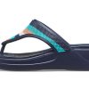 Crocs (femmes) Monterey Bead Strap Wedge « Bleu foncé » 206641-4HQ
