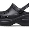 Crocs (Femmes) Petites sandales rétro Whale Crocs à semelle épaisse noires 206302-001