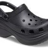 Crocs (Femmes) Petites sandales rétro Whale Crocs à semelle épaisse noires 206302-001