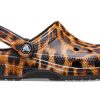 Crocs (Femmes) Sabots classiques imprimés animaux Sandales de plage décontractées Imprimé léopard 206676-90L
