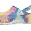 Crocs (WMNS) Sabots classiques nuages Tie Dye Impression Sandales de sport légères et confortables Rose Bleu 207151-94S Crocs (WMNS) Sabots classiques nuages Tie Dye Impression Sandales de sport légères et confortables Rose Bleu 207151-94S