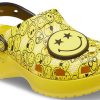 Crocs (WMNS) X Smiley Classic Clog Sandales à semelle épaisse avec visage souriant et nuages  Jaune Noir 207233-90H