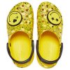 Crocs (WMNS) X Smiley Classic Clog Sandales à semelle épaisse avec visage souriant et nuages  Jaune Noir 207233-90H