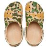 Sabot Crocs Classic imprimé camouflage « Kaki Green » 206454-2Y6