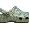 Sabot Crocs Classic Iridescent Géométrique « Vert » 209841-001