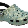 Sabot Crocs Classic Iridescent Géométrique « Vert » 209841-001