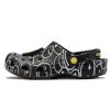 Sabots classiques Crocs Smiley World (femmes) « Noir, blanc, jaune » 873137