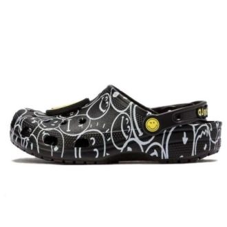 Sabots classiques Crocs Smiley World (femmes) « Noir, blanc, jaune » 873137