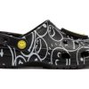 Sabots classiques Crocs Smiley World (femmes) « Noir, blanc, jaune » 873137
