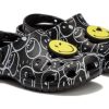Sabots classiques Crocs Smiley World (femmes) « Noir, blanc, jaune » 873137