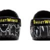 Sabots classiques Crocs Smiley World (femmes) « Noir, blanc, jaune » 873137