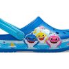 Crocs (PS) Funny Shark Small Crocs Sandales d&rsquo;extérieur à talon plat pour la plage et le sport Bleu 206704-4JL