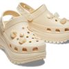 Sabots Crocs Mega Crush coquillages et perles (femmes) « Beige » 209287