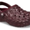 Sabots géométriques doublés Crocs « Dark Cherry » 210069-6WD
