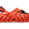 Sabots réfléchissants Crocs Echo « Orange Noir » 210004-84J