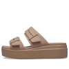 Sandale compensée basse Brooklyn Crocs (femmes) « Latte » 207431-2Q9