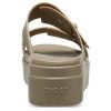 Sandale compensée basse Crocs Brooklyn (femmes) « Beige » 207431-260
