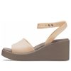 Sandales compensées à bride cheville Crocs Brooklyn (femmes) « Crème, blanc et marron » 209406-2DS