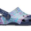 Sandales Crocs Classic Clog Liberty London Beach bleu foncé (femmes) 206447-410