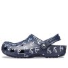 Sandales Crocs Classic Clog Print, bleu foncé, 206053-462 Sandales Crocs Classic Clog Print, bleu foncé, 206053-462