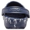 Sandales Crocs Classic Clog Print, bleu foncé, 206053-462 Sandales Crocs Classic Clog Print, bleu foncé, 206053-462