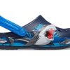 Sandales de sport à talon plat et motif requin amusant Crocs (PS) bleu foncé 207070-410