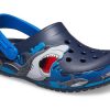 Sandales de sport à talon plat et motif requin amusant Crocs (PS) bleu foncé 207070-410