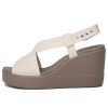 Sandales légères Crocs Brooklyn (femmes) – Gris ciment – 206222-16T